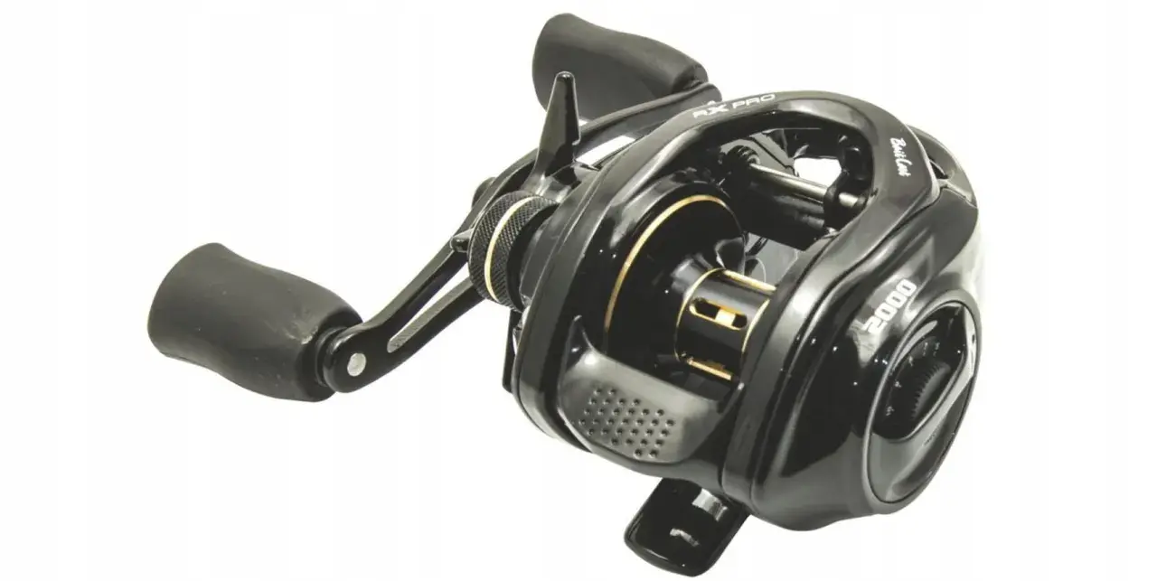 Czarny kołowrotek spro Baitcast 2000 z uchwytem i złotymi detalami.