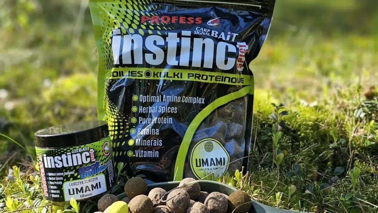 Najskuteczniejsze kulki proteinowe na karpia Instinct Umami. Zestaw zawiera opakowanie i słoiczek z przynętami, gotowymi do akcji.