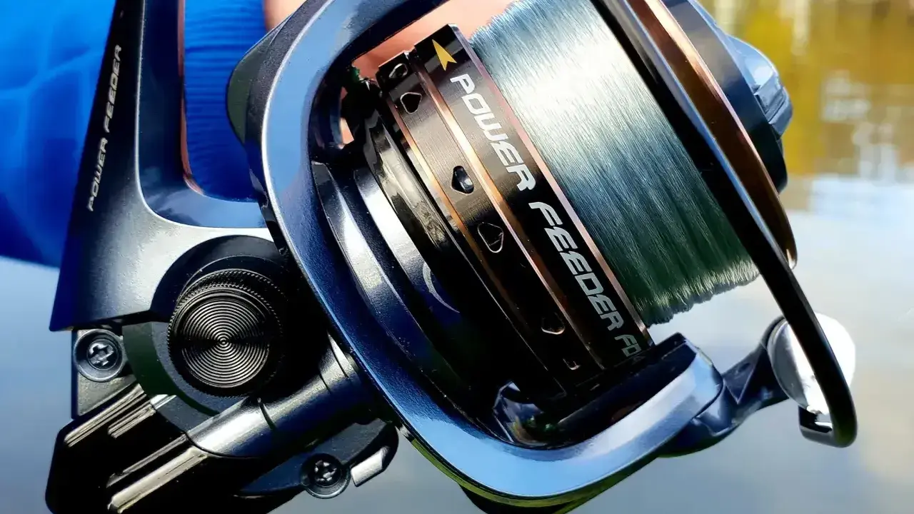 Nowy kołowrotek Power Feeder FD40, idealny do spinningu, z nawiniętą żyłką, gotowy na połów.