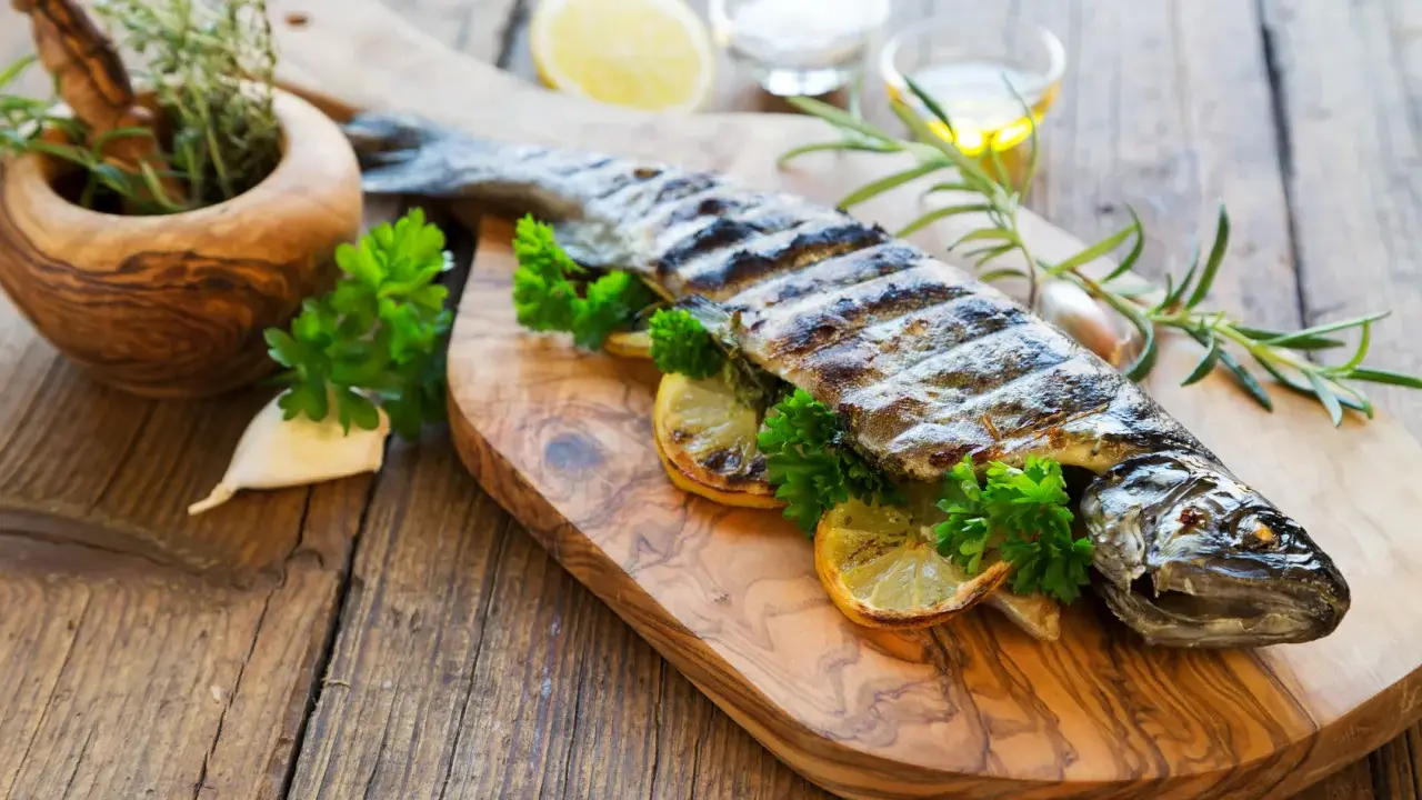 Grillowana ryba z cytryną i czosnkiem, idealna na obiad. Czosnek na jakie ryby? Na każdą, która lubi aromatyczne dodatki!