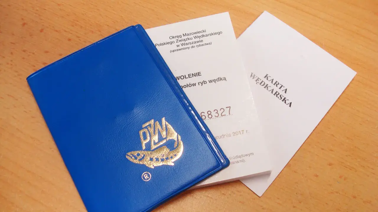 Karta wędkarska i pozwolenie na połów ryb. Dokumenty te są niezbędne do wędkowania, a od ilu lat można mieć kartę wędkarską, zależy od przepisów.