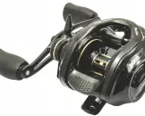 Czarny kołowrotek spro Baitcast 2000 z uchwytem i złotymi detalami.
