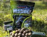 Najskuteczniejsze kulki proteinowe na karpia Instinct Umami. Zestaw zawiera opakowanie i słoiczek z przynętami, gotowymi do akcji.