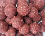 Stos gotowych kulek proteinowych, idealnych do przygotowania według prostego przepisu na kulki proteinowe.