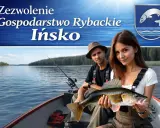 Para łowi ryby na jeziorze. Kobieta trzyma złowionego sandacza. Zezwolenie na połów można uzyskać przez internet.
