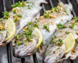 Pstrągi na grillu, przyprawione ziołami i cytryną. Idealna ryba na grilla, która zachwyci smakiem.
