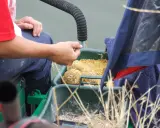 Wędkarz przygotowuje zakazane zanęty na ryby, dodając do mieszanki robaki.