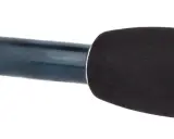 Granatowy, błyszczący **soare** wędki Shimano z czarnym, miękkim uchwytem i metalowym zakończeniem.