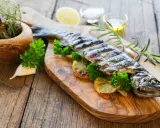 Grillowana ryba z cytryną i czosnkiem, idealna na obiad. Czosnek na jakie ryby? Na każdą, która lubi aromatyczne dodatki!