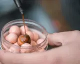 Karpie oszaleją na widok tego dobrego dipu na karpia! Ciemny płyn spływa na kulkę zanętową w słoiczku.