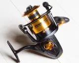 Czarny kołowrotek spinningowy Penn Spinfisher V 4500 ze złotymi akcentami, idealny do plecionki.