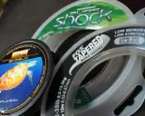 Wybór między żyłką a plecionką to kluczowa decyzja wędkarza. Na zdjęciu widać różne rodzaje żyłek, w tym PB Products Shield i Fox Tapered Mono Leaders.