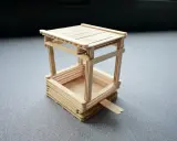 Miniaturowy karmnik dla ryb na staw, wykonany z patyczków. Prosty pomysł, jak zrobić karmnik dla ryb na staw.