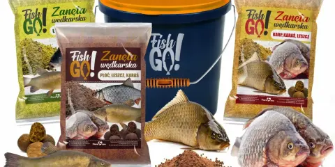 Zanęta wędkarska Fish GO! w różnych opakowaniach, obok wiaderka i świeżych ryb.