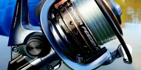 Nowy kołowrotek Power Feeder FD40, idealny do spinningu, z nawiniętą żyłką, gotowy na połów.