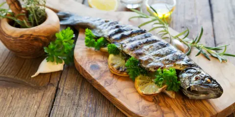 Grillowana ryba z cytryną i czosnkiem, idealna na obiad. Czosnek na jakie ryby? Na każdą, która lubi aromatyczne dodatki!