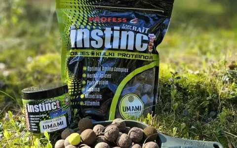 Najskuteczniejsze kulki proteinowe na karpia Instinct Umami. Zestaw zawiera opakowanie i słoiczek z przynętami, gotowymi do akcji.