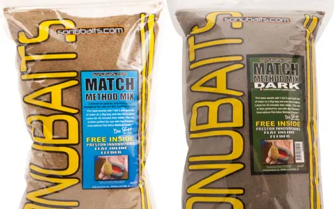 Dwie torby zanęty Sonubaits Match Method Mix, uniwersalna zanęta na ryby, jedna jasna, druga ciemna.