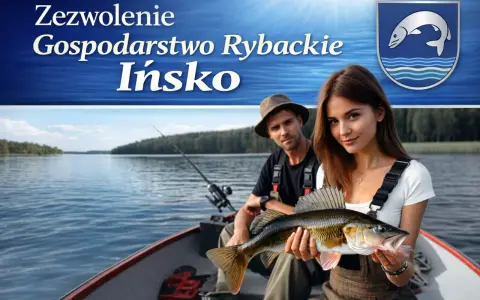 Para łowi ryby na jeziorze. Kobieta trzyma złowionego sandacza. Zezwolenie na połów można uzyskać przez internet.