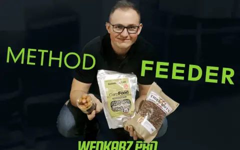 Mężczyzna prezentuje gotowe zanęty do method feeder: kulki proteinowe, CarpFood i Tiger Nuts.