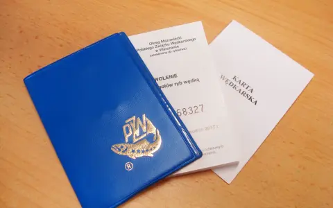 Karta wędkarska i pozwolenie na połów ryb. Dokumenty te są niezbędne do wędkowania, a od ilu lat można mieć kartę wędkarską, zależy od przepisów.
