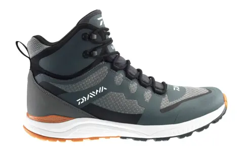 Szare buty Daiwa, idealne jako buty na ryby. Wytrzymałe, z pomarańczowymi akcentami i dobrą przyczepnością.