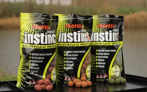Trzy opakowania "Instinct" - dodatek do zanęty z kulkami proteinowymi, aminokwasami i ziołami.