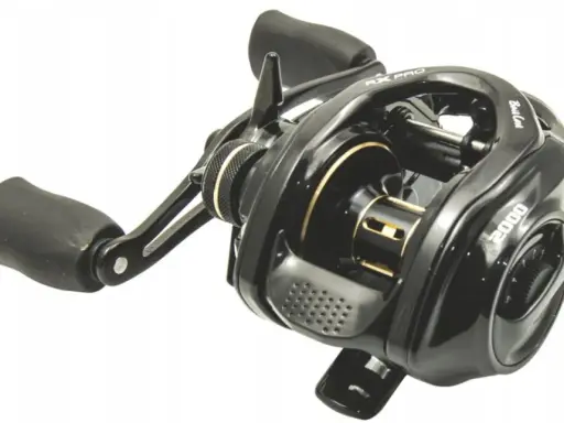 Czarny kołowrotek spro Baitcast 2000 z uchwytem i złotymi detalami.