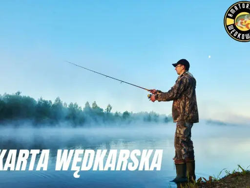 Wędkarz łowi ryby o poranku. Zbliża się czas na zdanie egzaminu na kartę wędkarską online.