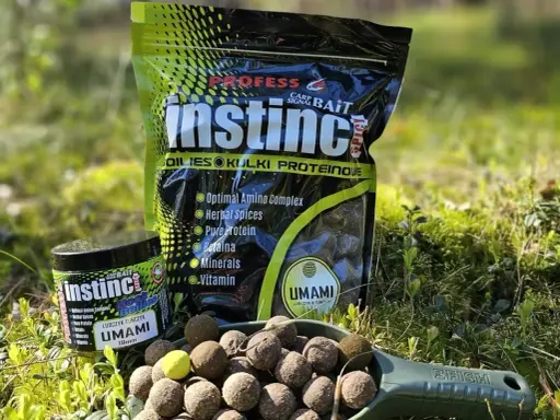 Najskuteczniejsze kulki proteinowe na karpia Instinct Umami. Zestaw zawiera opakowanie i słoiczek z przynętami, gotowymi do akcji.
