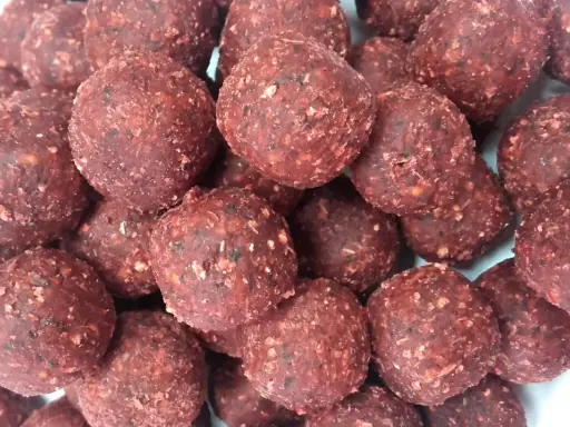 Stos gotowych kulek proteinowych, idealnych do przygotowania według prostego przepisu na kulki proteinowe.