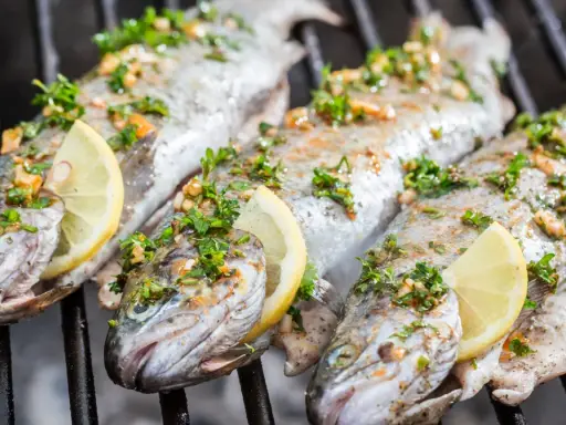 Pstrągi na grillu, przyprawione ziołami i cytryną. Idealna ryba na grilla, która zachwyci smakiem.