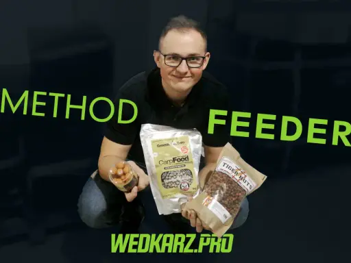Mężczyzna prezentuje gotowe zanęty do method feeder: kulki proteinowe, CarpFood i Tiger Nuts.