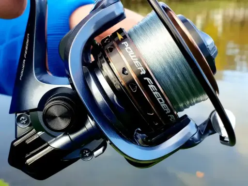 Nowy kołowrotek Power Feeder FD40, idealny do spinningu, z nawiniętą żyłką, gotowy na połów.