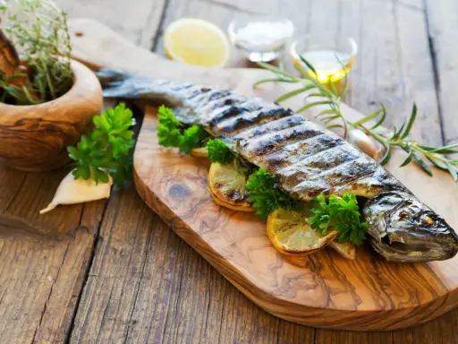 Grillowana ryba z cytryną i czosnkiem, idealna na obiad. Czosnek na jakie ryby? Na każdą, która lubi aromatyczne dodatki!