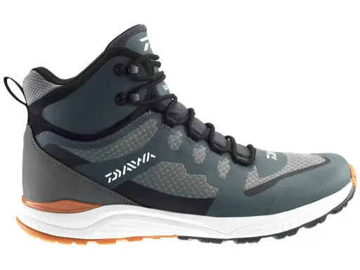 Szare buty Daiwa, idealne jako buty na ryby. Wytrzymałe, z pomarańczowymi akcentami i dobrą przyczepnością.