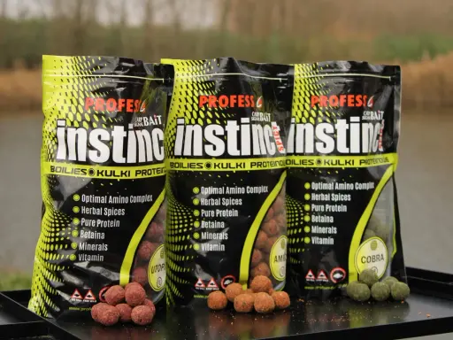 Trzy opakowania "Instinct" - dodatek do zanęty z kulkami proteinowymi, aminokwasami i ziołami.