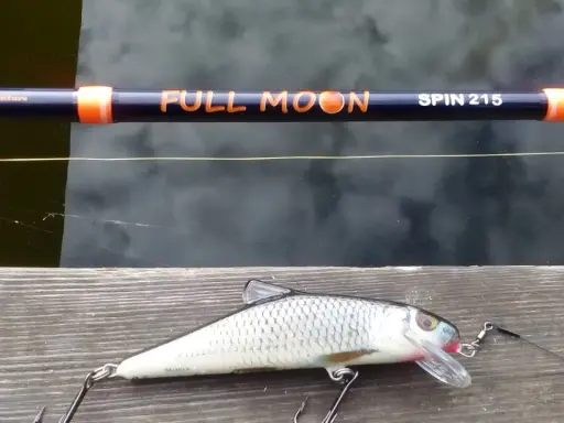Gotowy spinning na szczupaka z brzegu: wędka "Full Moon Spin 215" i realistyczna przynęta.
