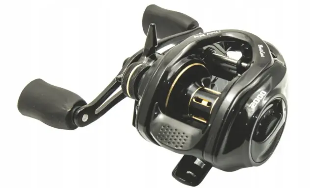 Czarny kołowrotek spro Baitcast 2000 z uchwytem i złotymi detalami.