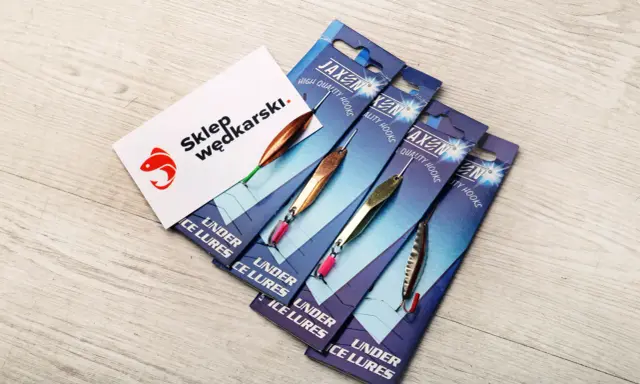 Zestaw błystek podlodowych JAXEN. Idealne na zimowe połowy, wyglądają jak małe, błyszczące bałałajki.