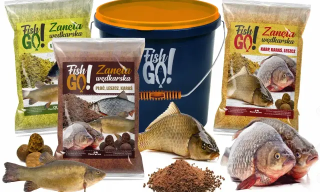 Zanęta wędkarska Fish GO! w różnych opakowaniach, obok wiaderka i świeżych ryb.