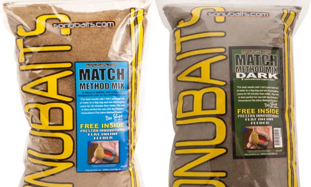 Dwie torby zanęty Sonubaits Match Method Mix, uniwersalna zanęta na ryby, jedna jasna, druga ciemna.