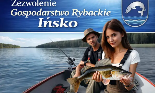 Para łowi ryby na jeziorze. Kobieta trzyma złowionego sandacza. Zezwolenie na połów można uzyskać przez internet.