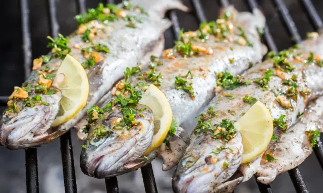 Pstrągi na grillu, przyprawione ziołami i cytryną. Idealna ryba na grilla, która zachwyci smakiem.