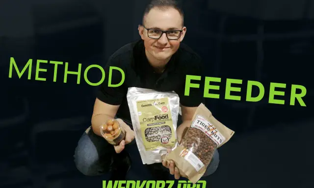 Mężczyzna prezentuje gotowe zanęty do method feeder: kulki proteinowe, CarpFood i Tiger Nuts.