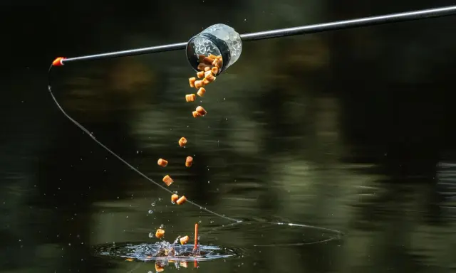 Karpie, szykujcie się! Właśnie sypie się zanęta na karpia feeder, kusząc Wasze podniebienia.
