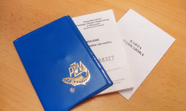 Karta wędkarska i pozwolenie na połów ryb. Dokumenty te są niezbędne do wędkowania, a od ilu lat można mieć kartę wędkarską, zależy od przepisów.