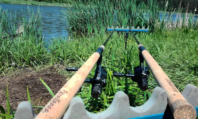 Dwie wędki feederowe czekają nad jeziorem. Idealna jaka wędka na feeder dla każdego wędkarza.