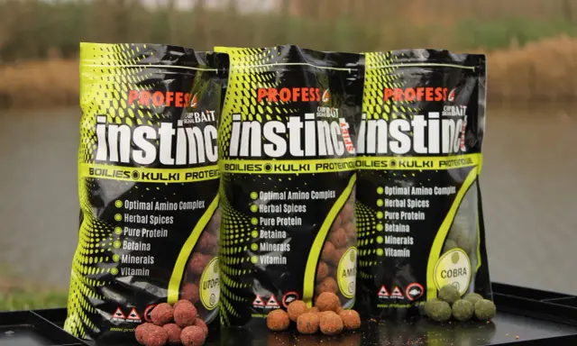 Trzy opakowania "Instinct" - dodatek do zanęty z kulkami proteinowymi, aminokwasami i ziołami.