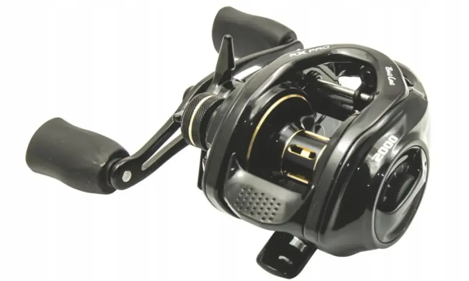 Czarny kołowrotek spro Baitcast 2000 z uchwytem i złotymi detalami.